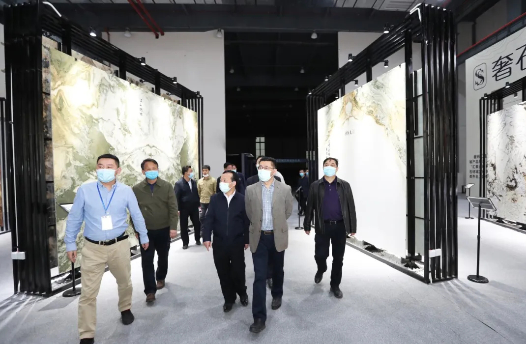貴州安順市市委副書記、市長宋曉路到鎮寧自治縣調研中國（安順）石材城建設情況