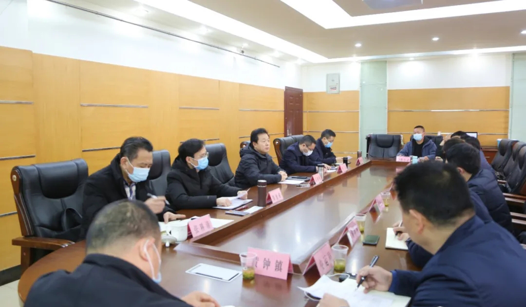 四川達(dá)州萬(wàn)源市委書記吳曉勇主持召開(kāi)石材城道路建設(shè)專題會(huì)議