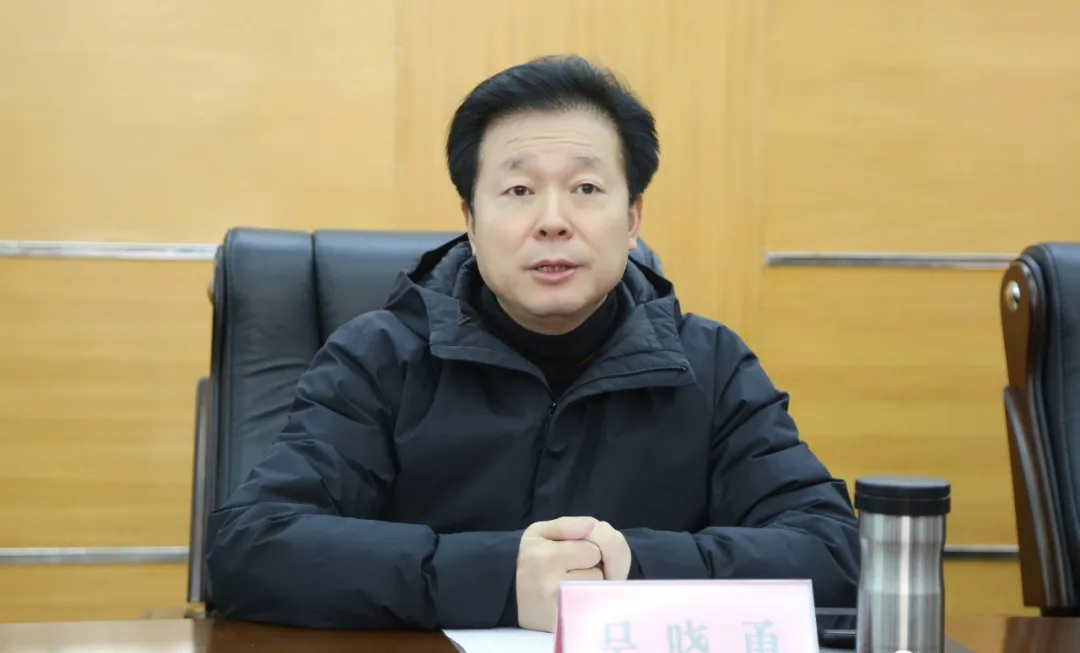 四川達(dá)州萬(wàn)源市委書記吳曉勇主持召開(kāi)石材城道路建設(shè)專題會(huì)議